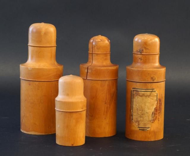 4 wooden apothecary jars, glass content is missing, h. 9-15 cm (4x) 27.00 % buyer's premium on the