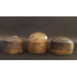 3 wooden hat molds (3x) 27.00 % buyer's premium on the hammer price, VAT included