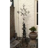 Cast-iron field cross, h. 200 cm. 27.00 % buyer's premium on the hammer price, VAT included