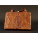 Leather handbag, lot of wear and tear, dim. 16 x 24 cm. 27.00 % buyer's premium on the hammer