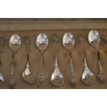 12 Dutch silver tea spoons, second amount, in case (12x) 27.00 % buyer's premium on the hammer