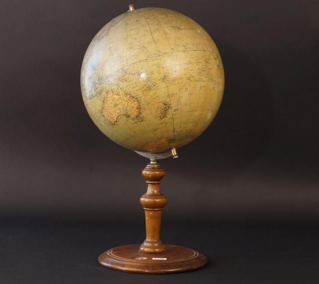 Antique globe on foot with compass, Mang's Neuer Erdglobus, h. 62 cm. 27.00 % buyer's premium on