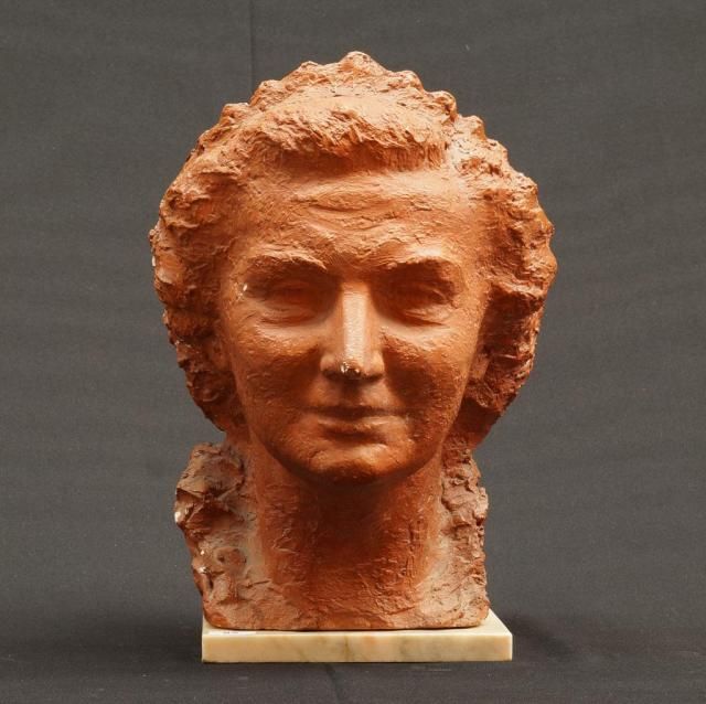 Plaster bust of Queen Juliana, on marble base, unsigned, h. 40 cm.