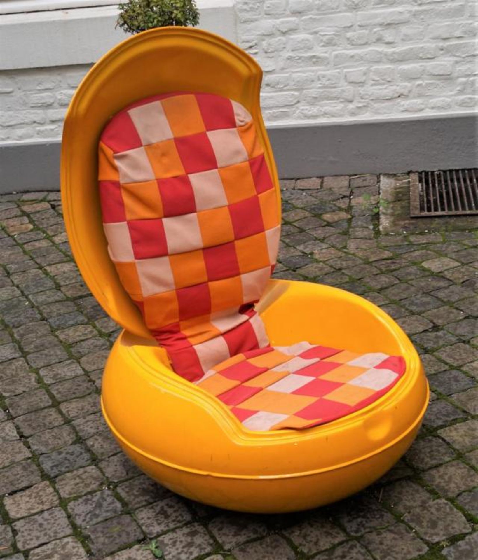 Peter Ghyczy Garden Egg Chair, wear and tear, h. 70 cm. - Bild 2 aus 2