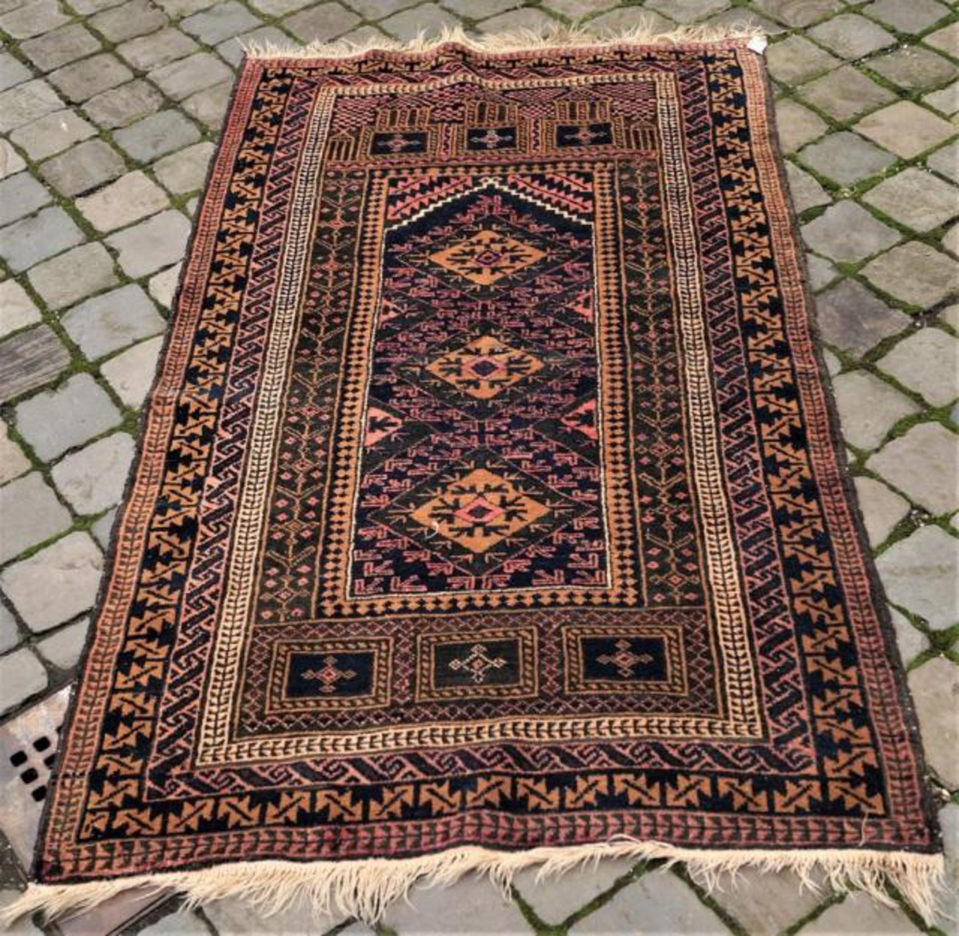 Persian carpet, dim. 147 x 86 cm.