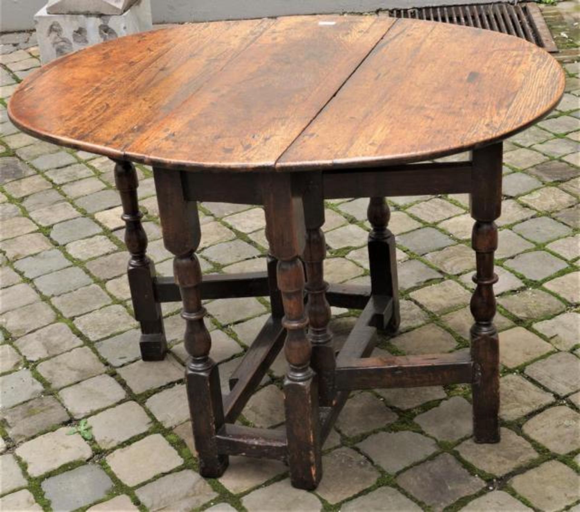 Dutch folding table, 18th century, dim. 64 x 96 x 74 cm.