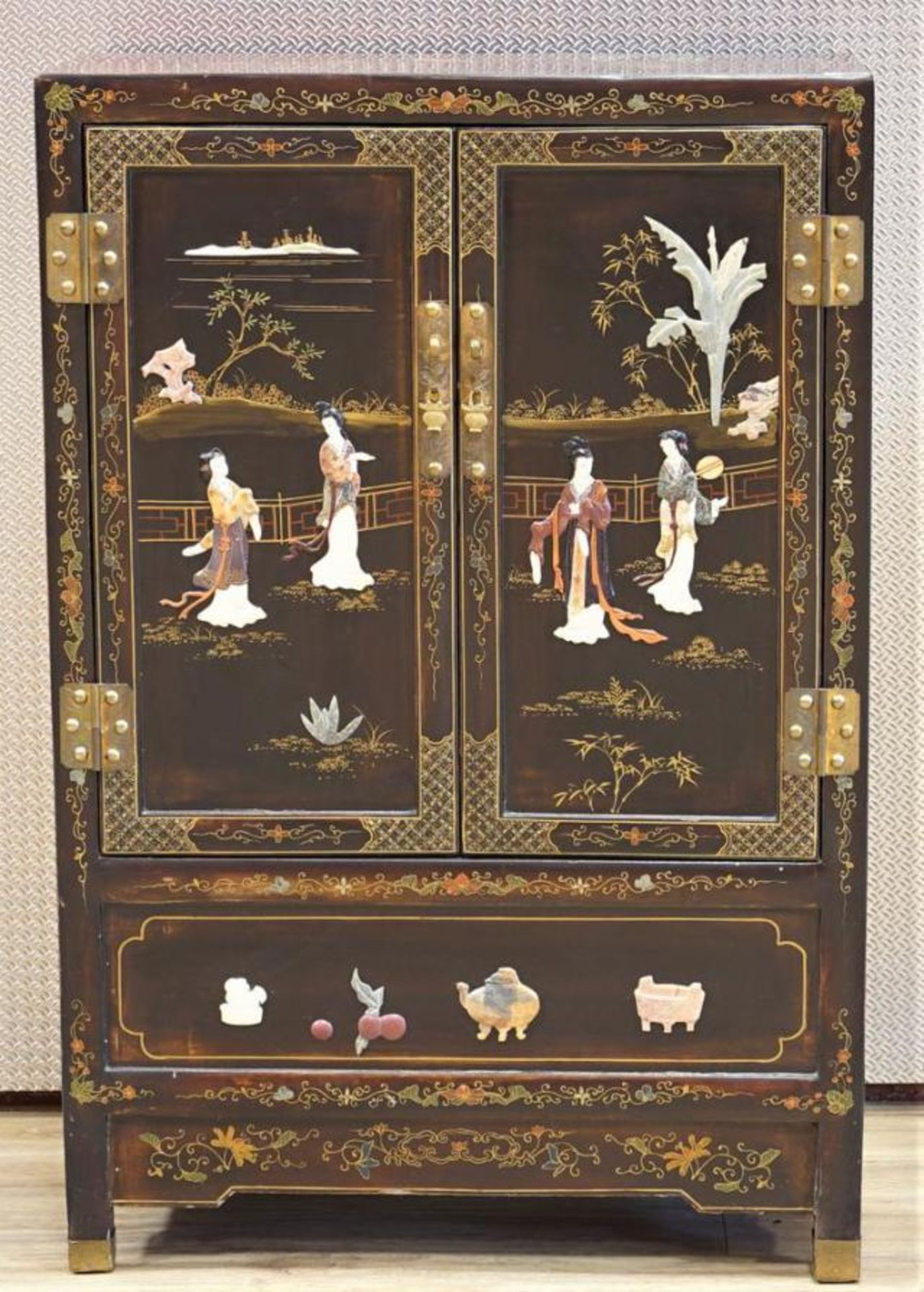 Chinese cabinet, 2 doors, glued with figures, dim. 91 x 60 x 30 cm.