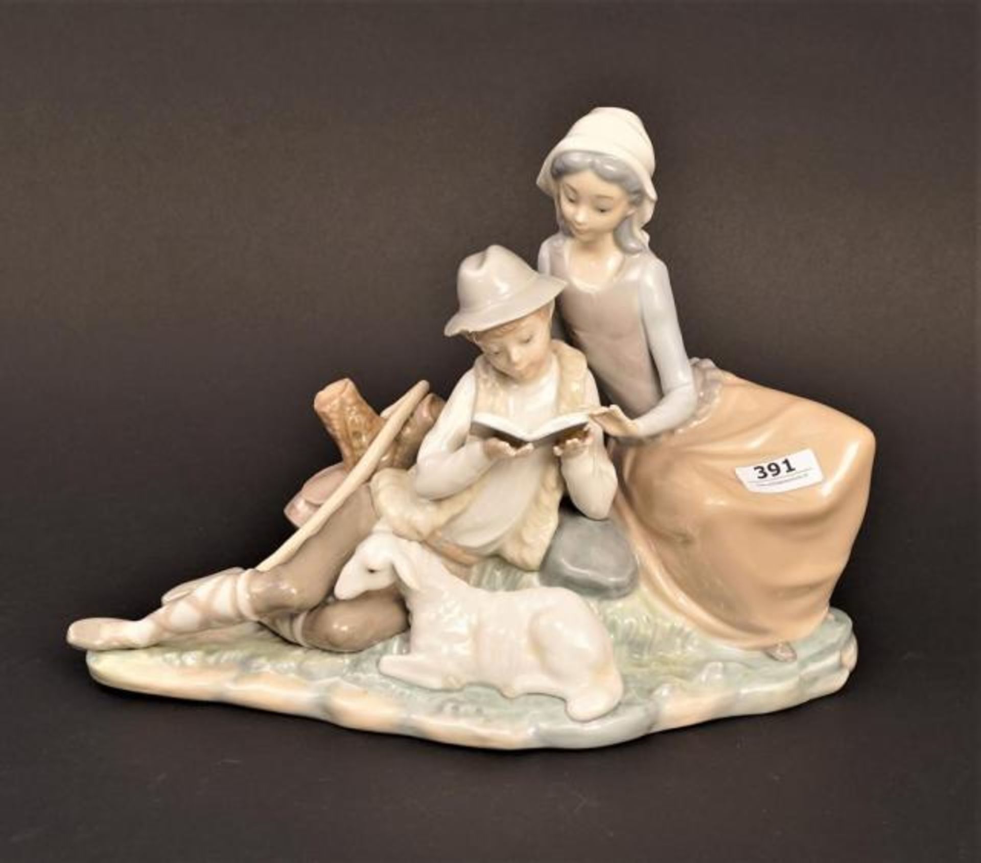 Porcelain Lladro sculpture, Reading children, slightly damaged, dim. 22 x 30 cm.