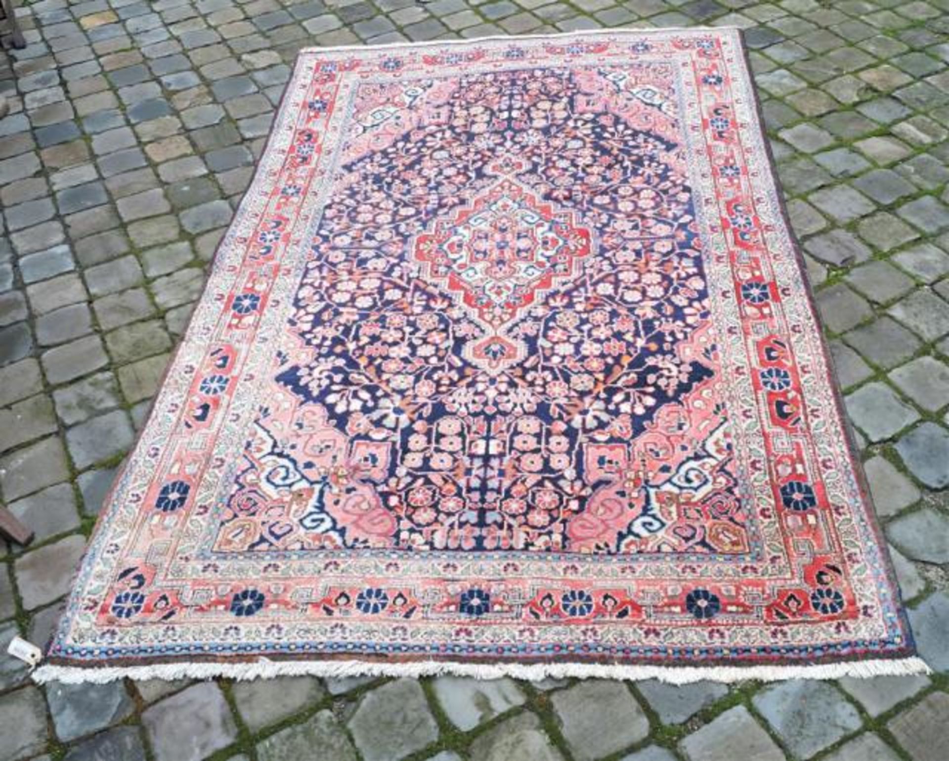 Persian carpet, dim. 206 x 128 cm.