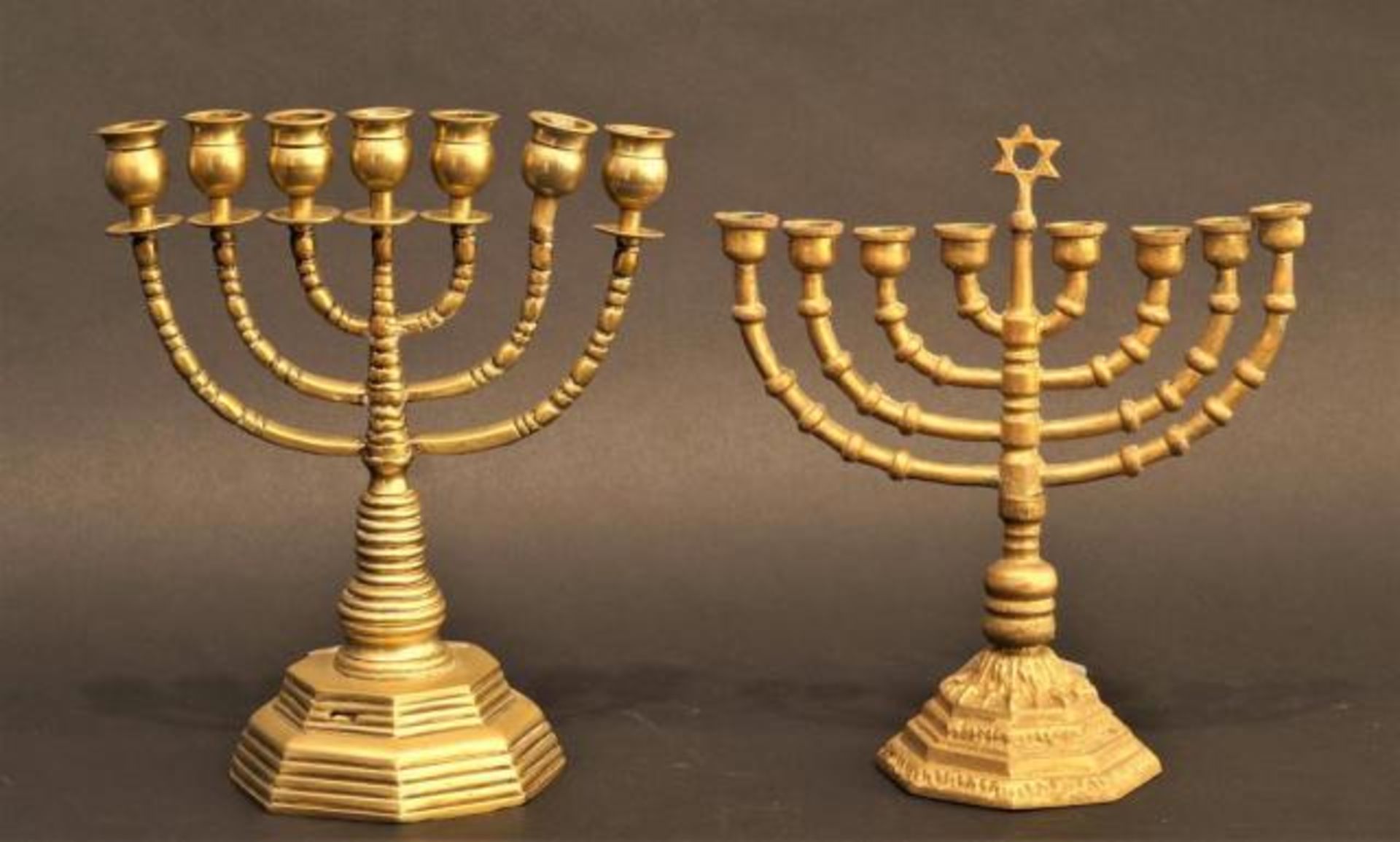 Two copper Jewish candlesticks, Menorah, various sizes (2x)