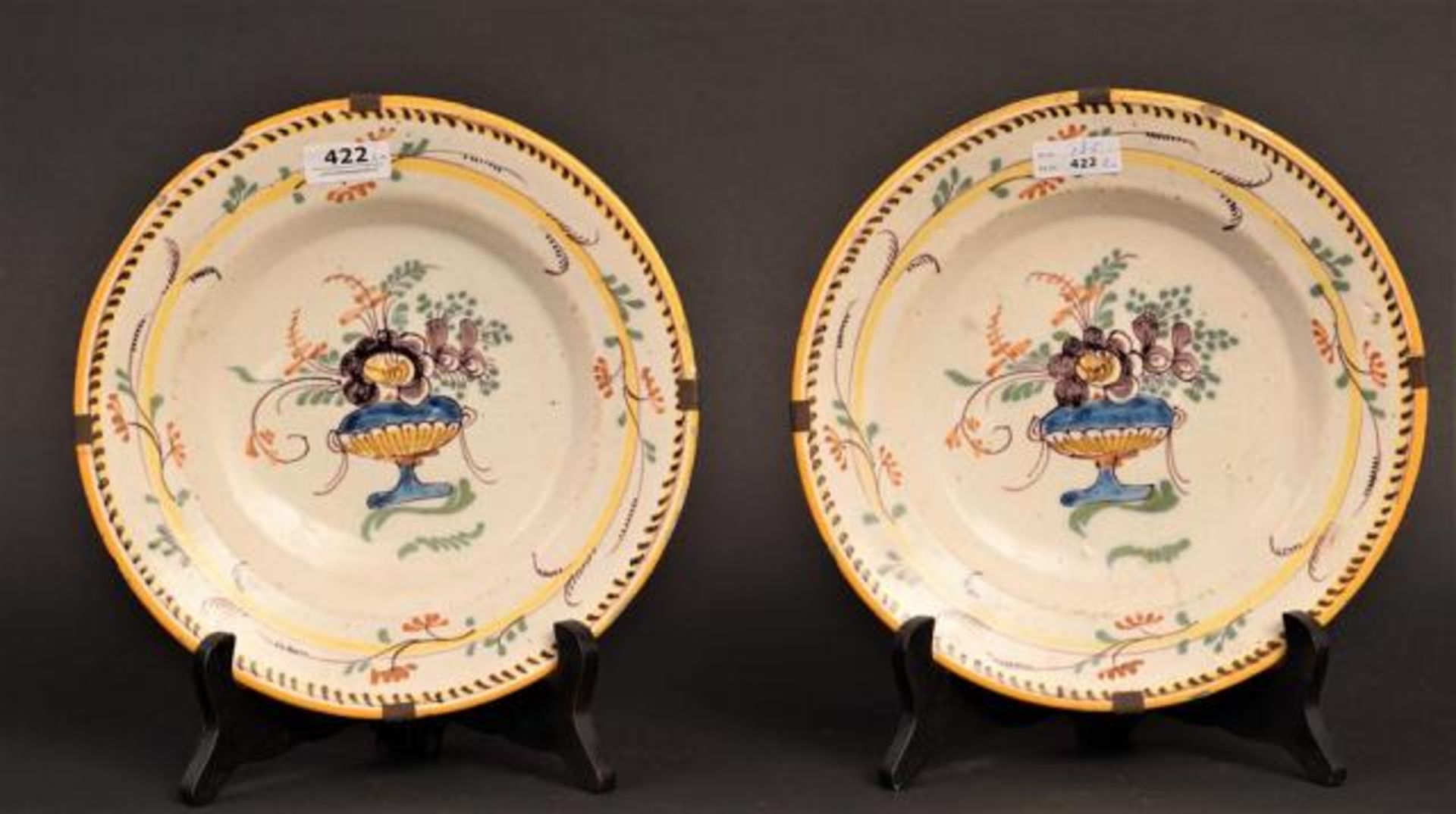 Pair of French painted earthenware plates, 18th/19th century, min. chips, diam. 23,5 cm (2x)