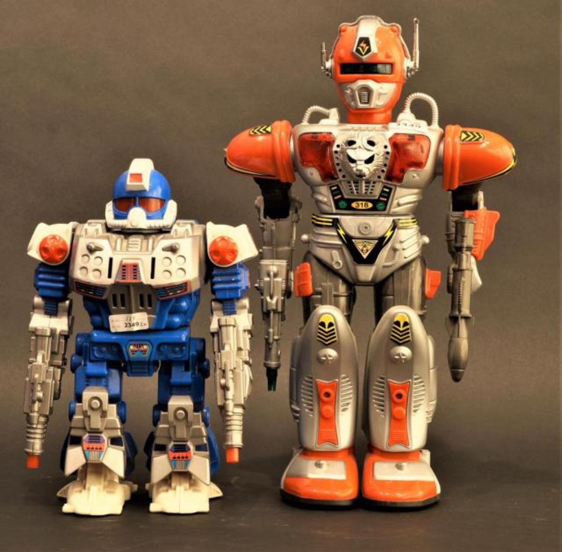 Two plastic robots, "Transformer", h. 30 and 44 cm (2x)