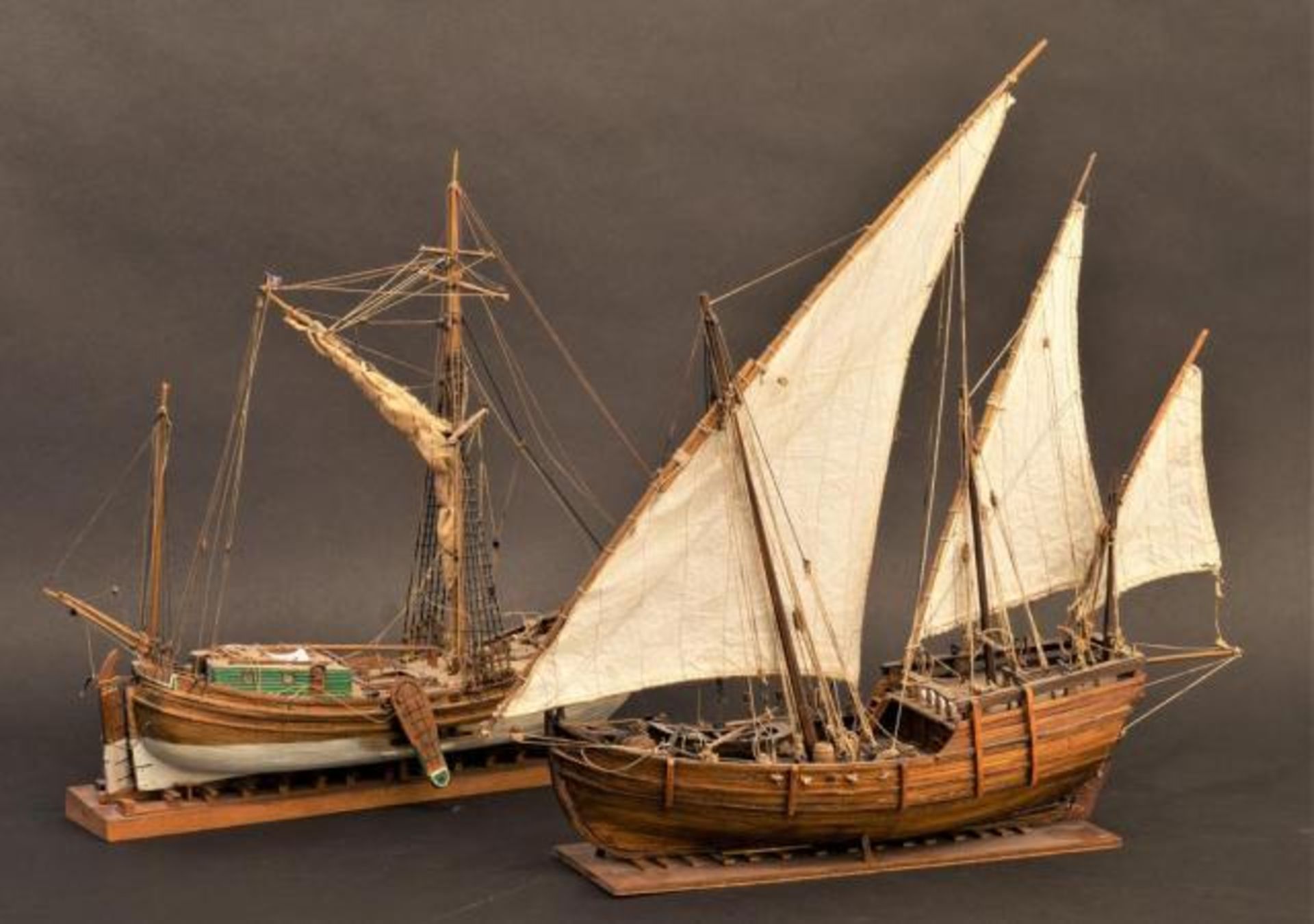Two miniature schips: fishing boat, dim. 45 x 33 cm + Jonk, dim. 42 x 32 cm (2x)