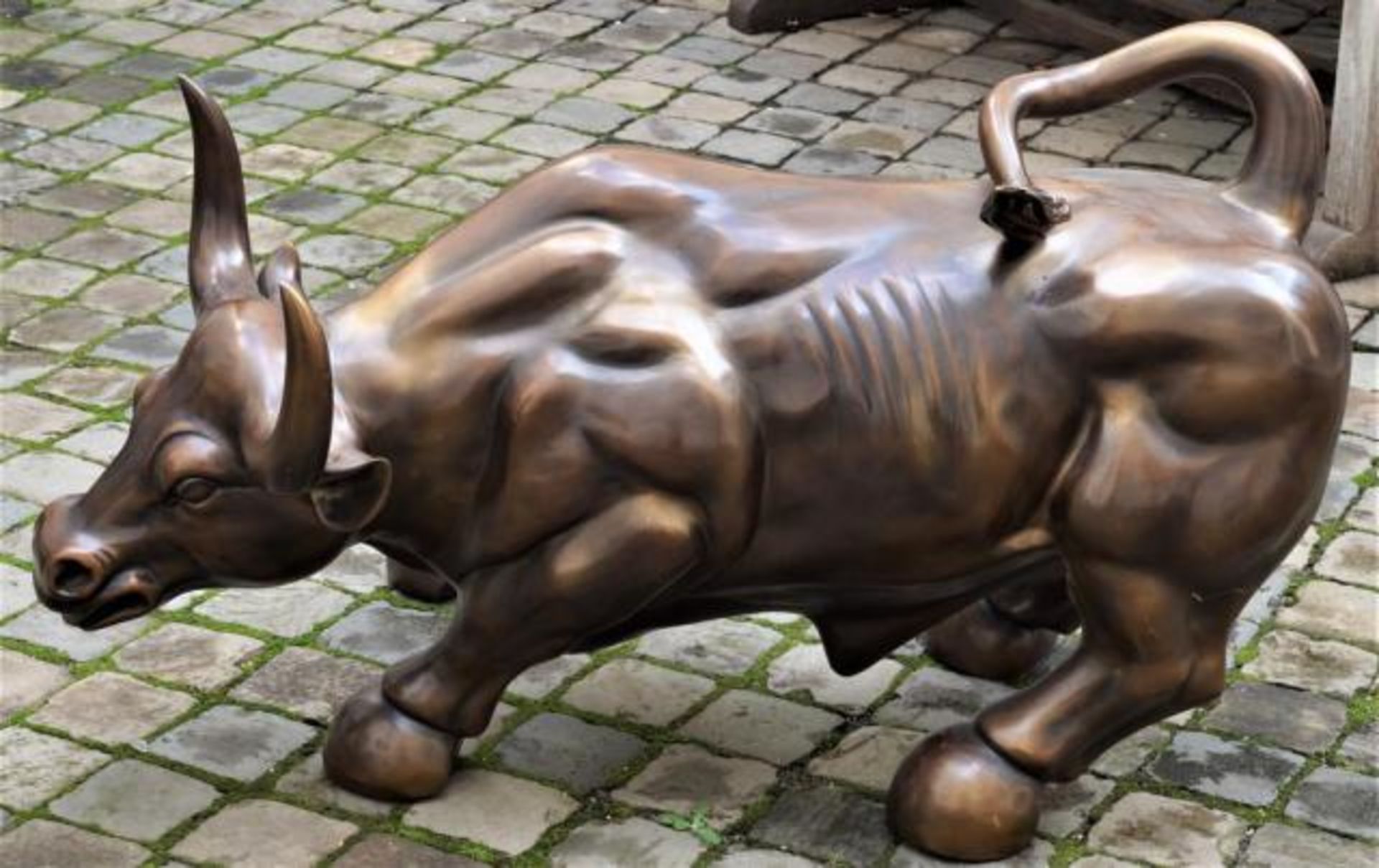 Bronze sculpture, Bull of Wall Street, dim. 65 x 106 cm. - Bild 2 aus 2