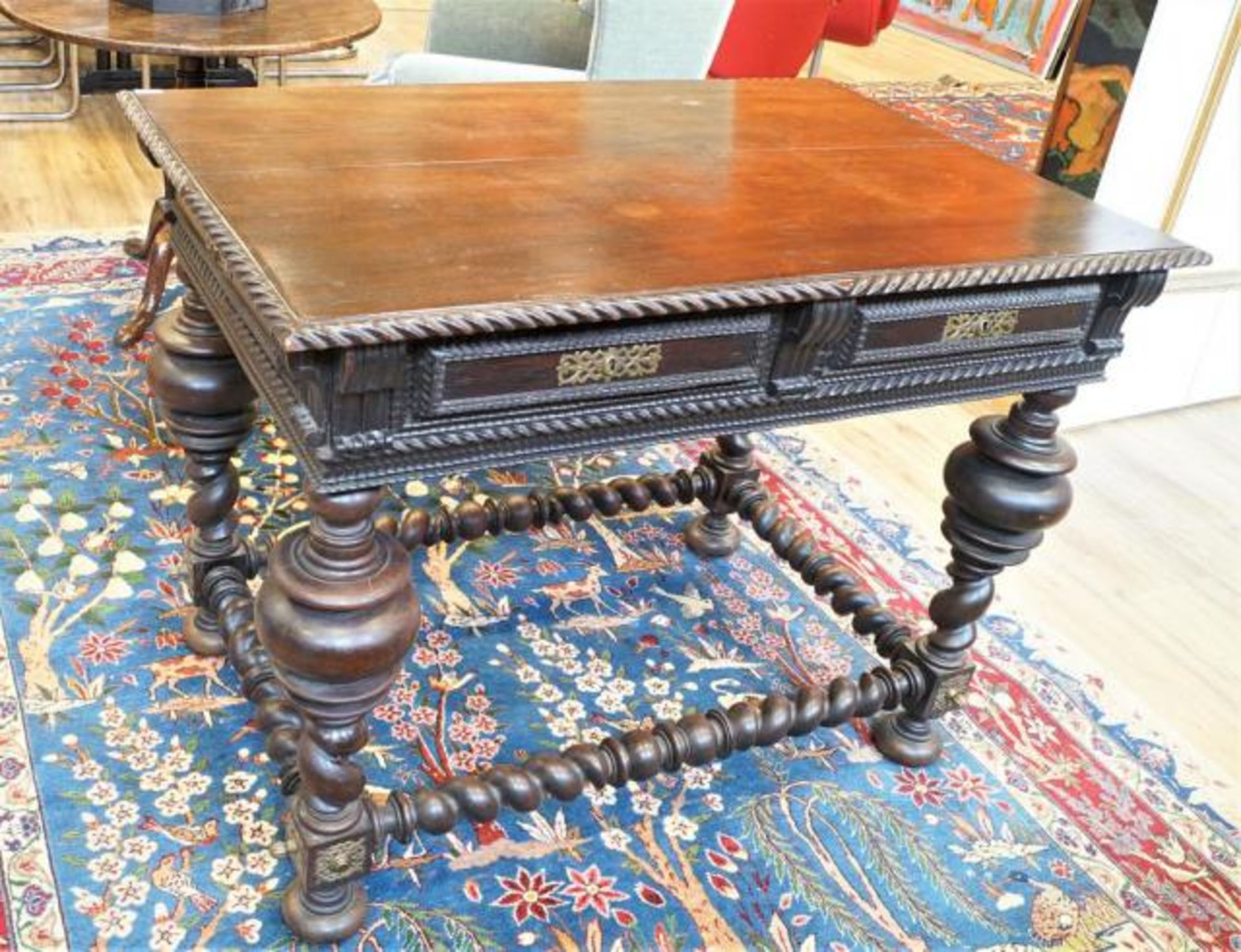 Portuguese rosewood table, 18th century, on ball legs, dim. 82 x 110 x 74 cm.