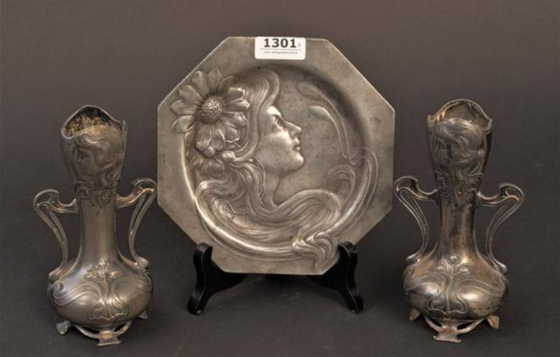 Pewter plate, l. 17 cm + Two pewter art nouveau vases, h. 14,5 cm. (3x)