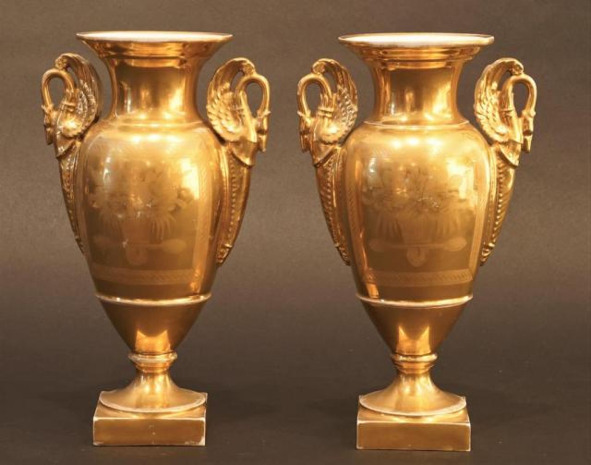 2 gilt porcelain vases, Paris, 19th century, one with hairline crack, h. 25 cm (2x)