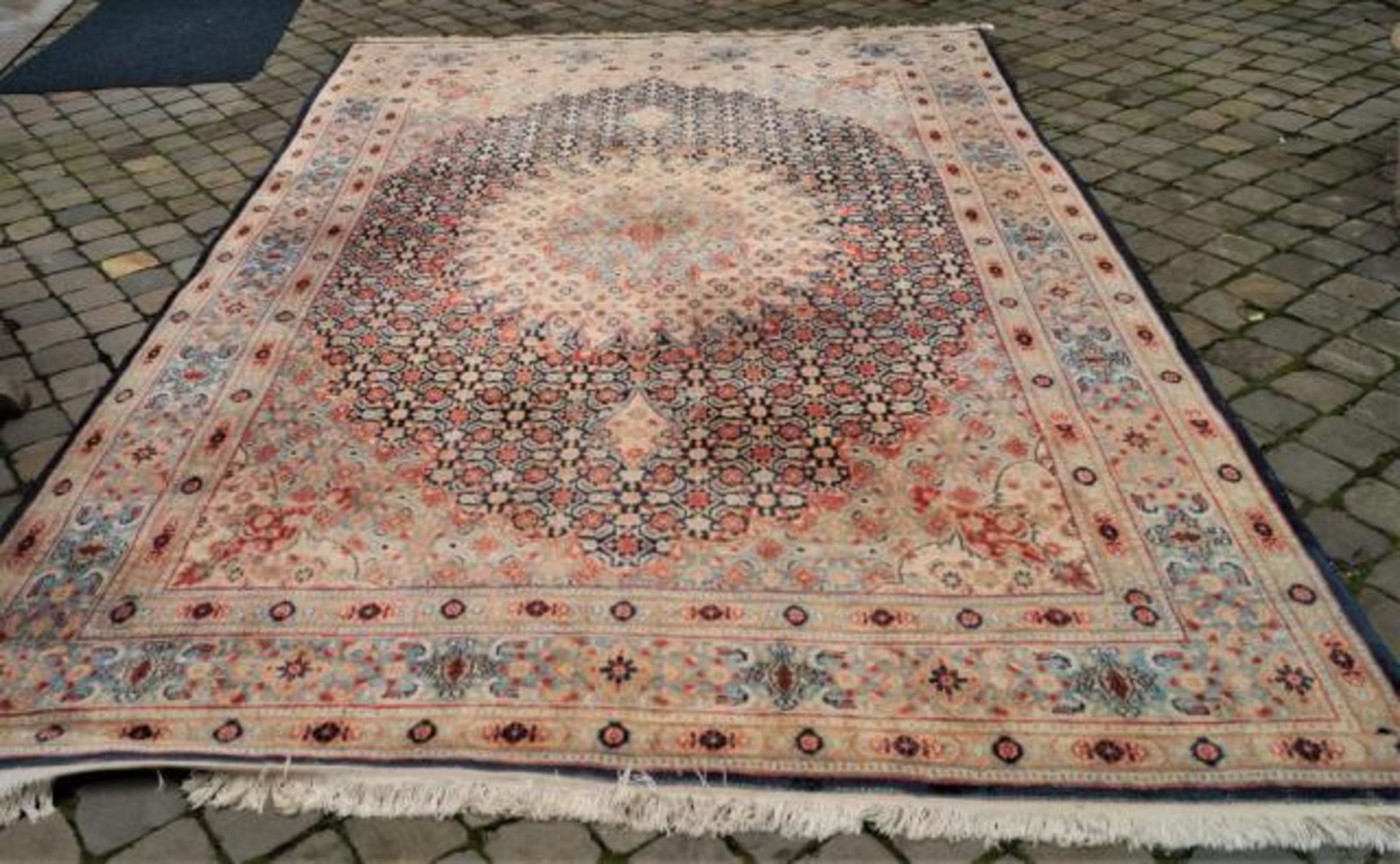 Persian carpet, dim. 317 x 210 cm.
