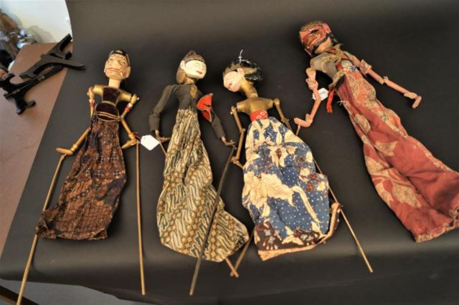4 vintage wajang dolls, various conditions (4x)