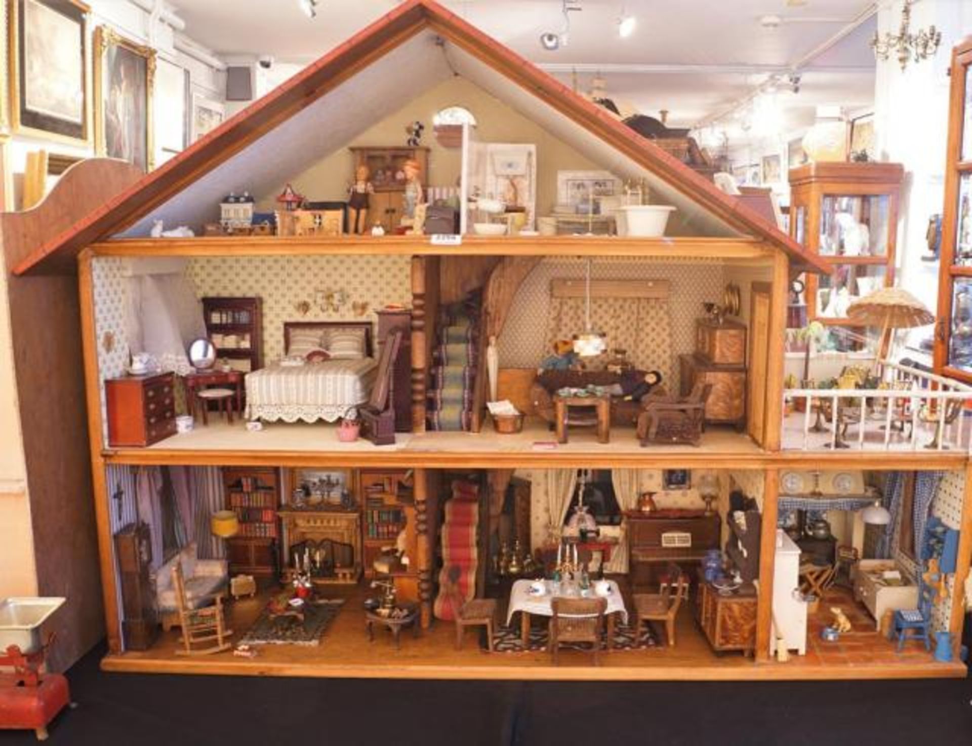 Vintage dollhouse, with a lot of attributes,dim. 75 x 102 x 39 cm.