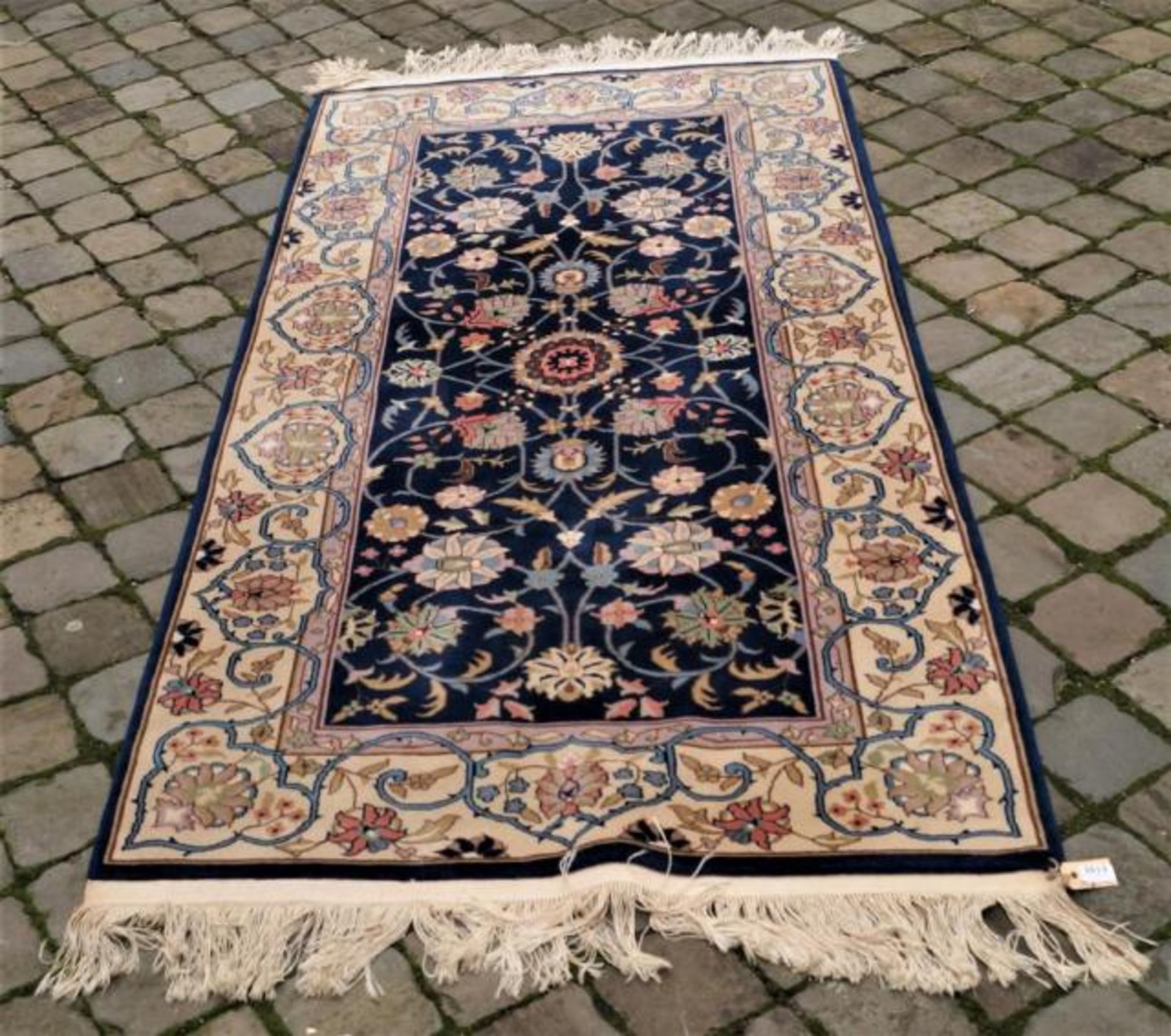 Chinese carpet, dim. 182 x 91 cm.
