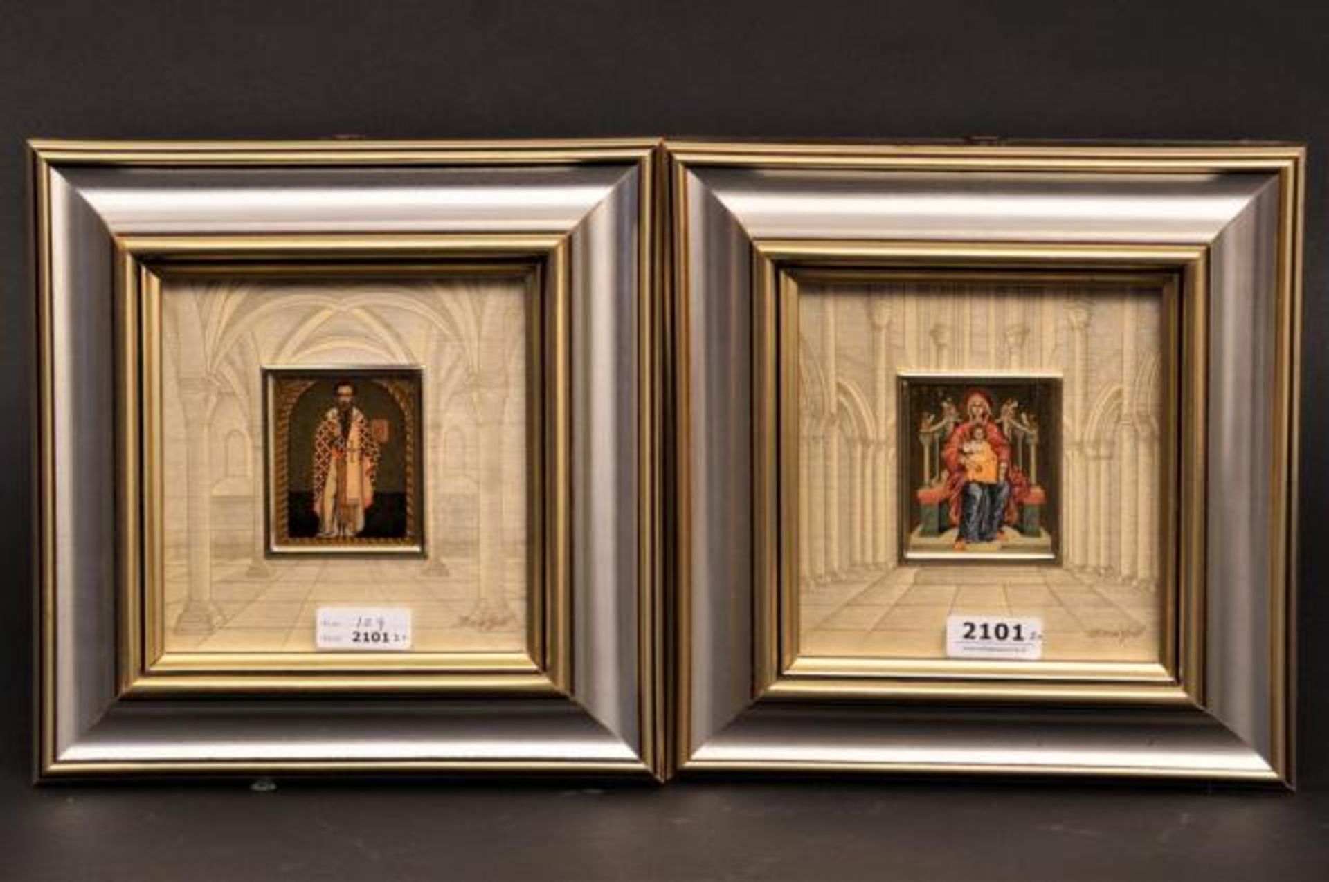 Two gilt icons (prints), 20th century, dim. 6 x 5 cm (2x)