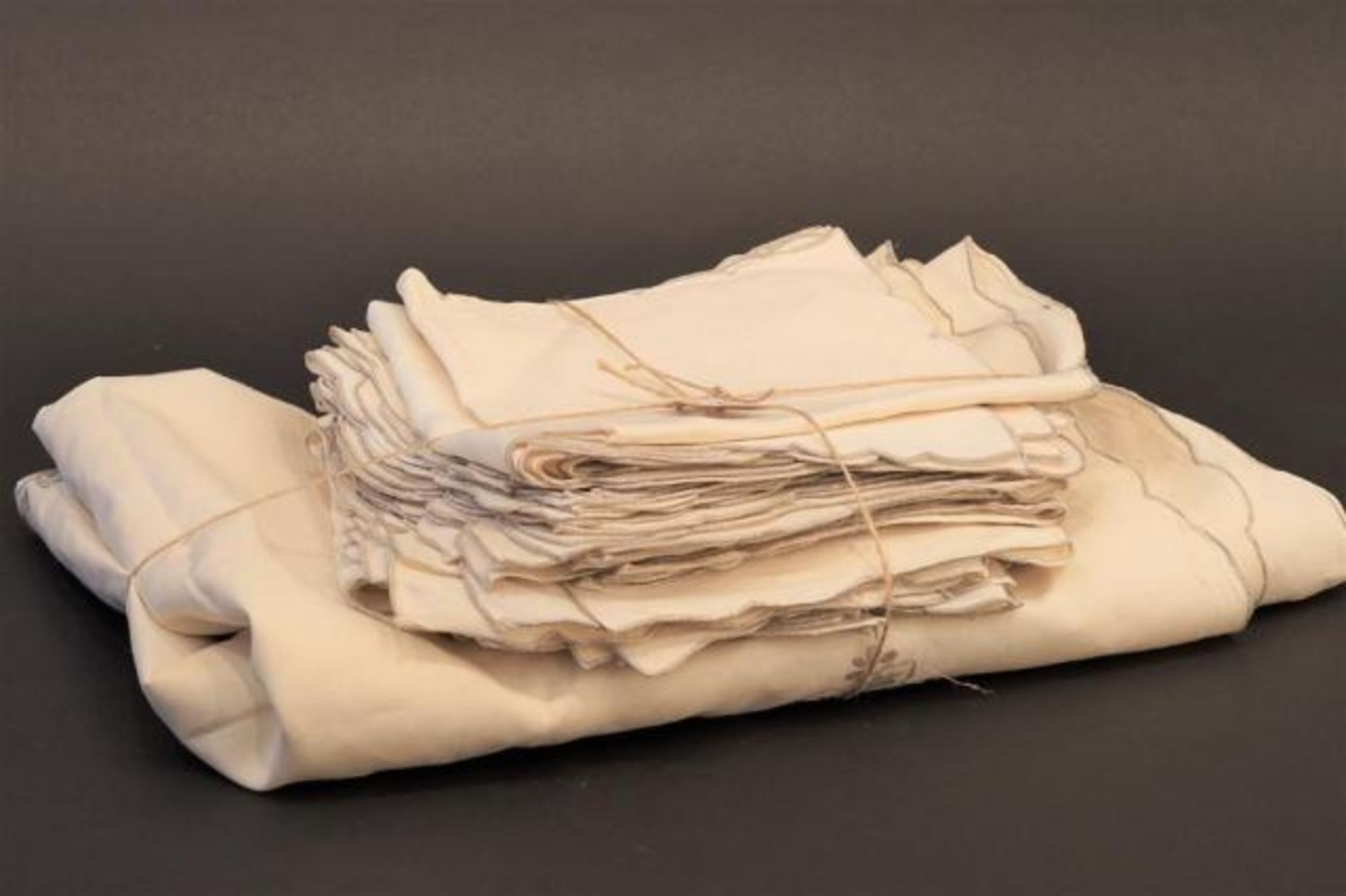 25 napkins (various models) + Tablecloth, dim. 208 x 158 cm (appr. 26x)
