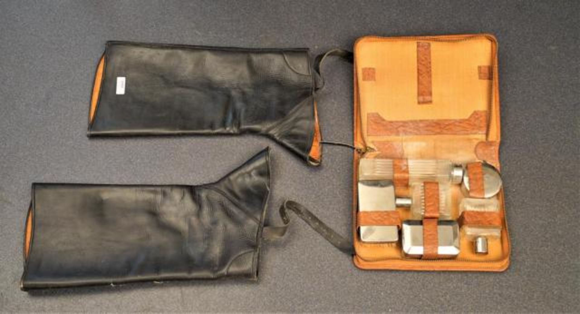Leather shoe covers + leather travel bag (2x)