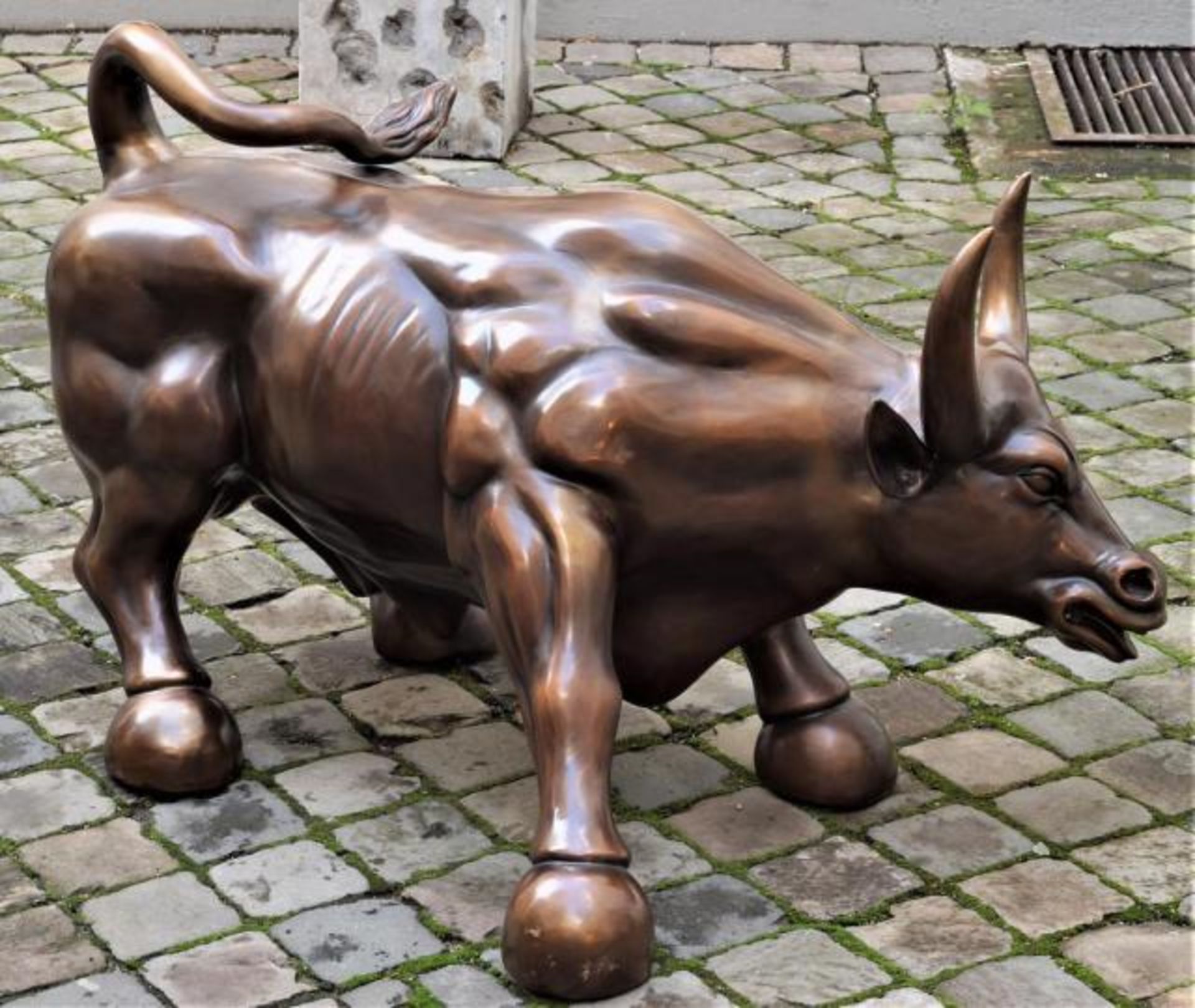 Bronze sculpture, Bull of Wall Street, dim. 65 x 106 cm.