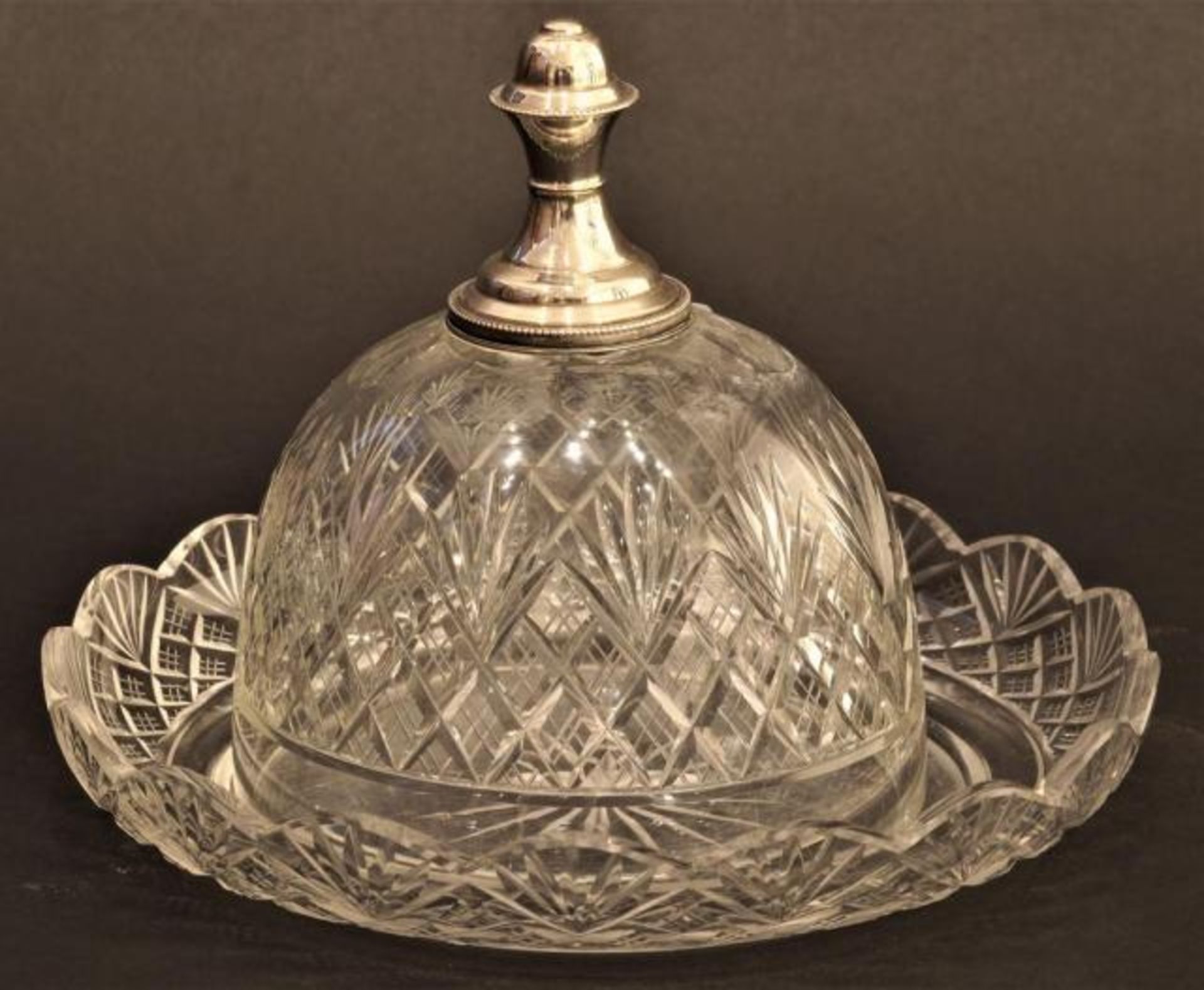 Crystal cheese dome on saucer, with Dutch silver grip, second amount, min. chips, h. 15 cm.