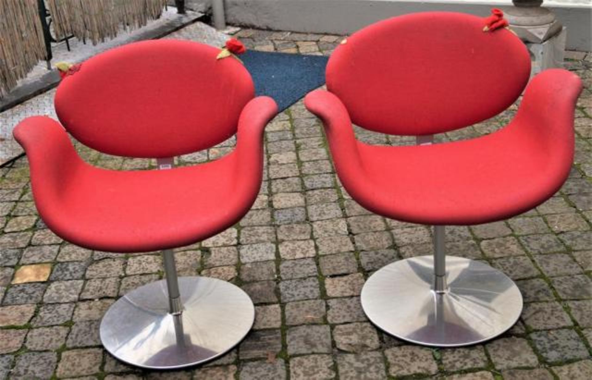 Two Artifort Tulip armchairs, red upholstery, wear and tear, h. 78 cm (2x)