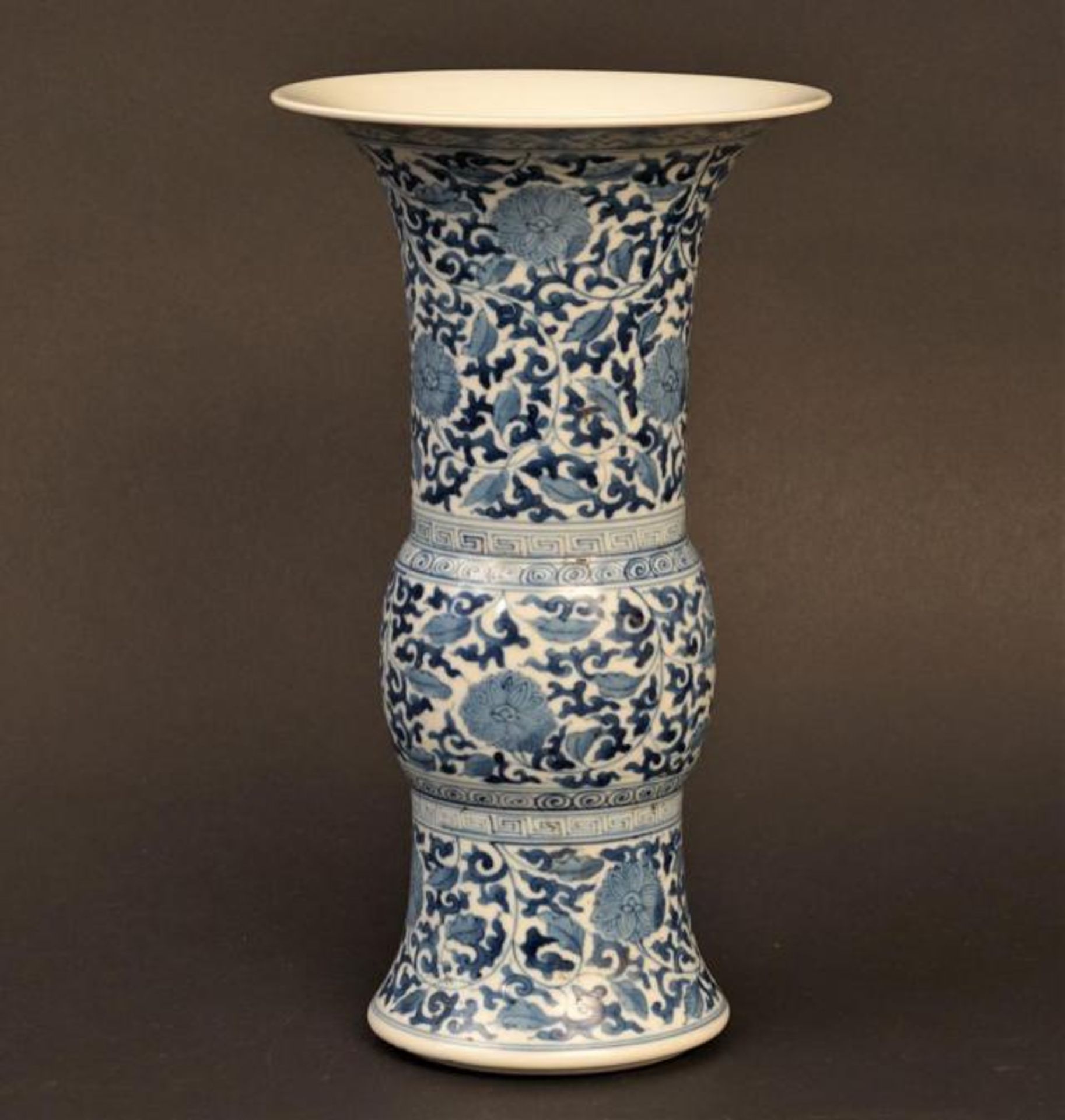 Chinese porcelain vase, 19th/20th century, h. 27 cm.