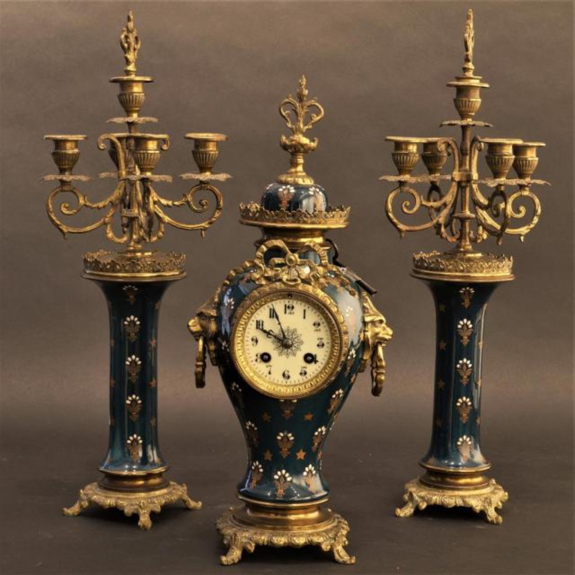 Clock with two candlesticks, partly enameled, 19th century (3x)