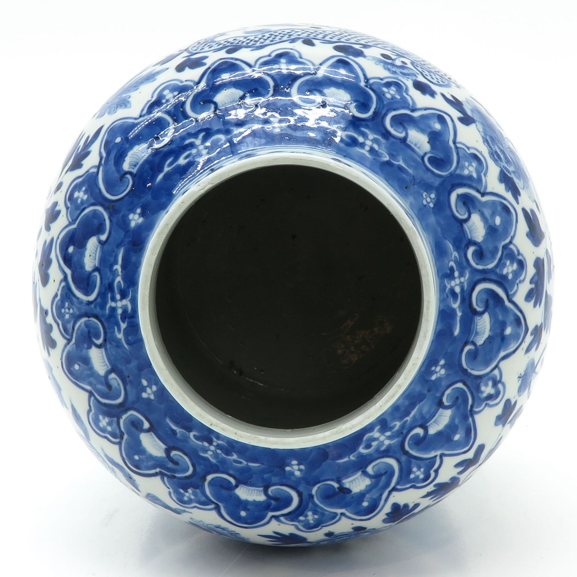 A Blue and White Temple Jar - Bild 5 aus 6