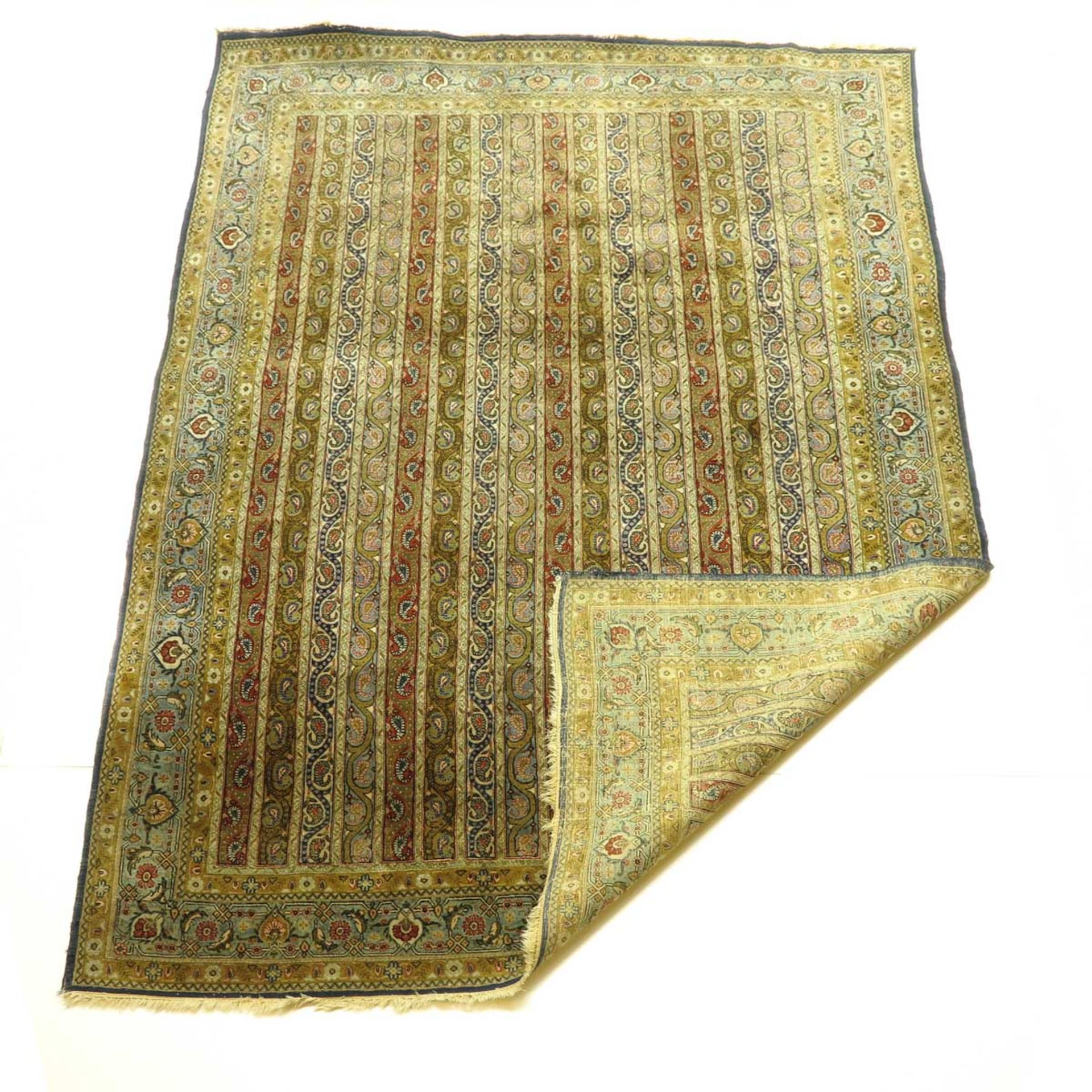 A Fine Knotted Wool Carpet - Bild 2 aus 3
