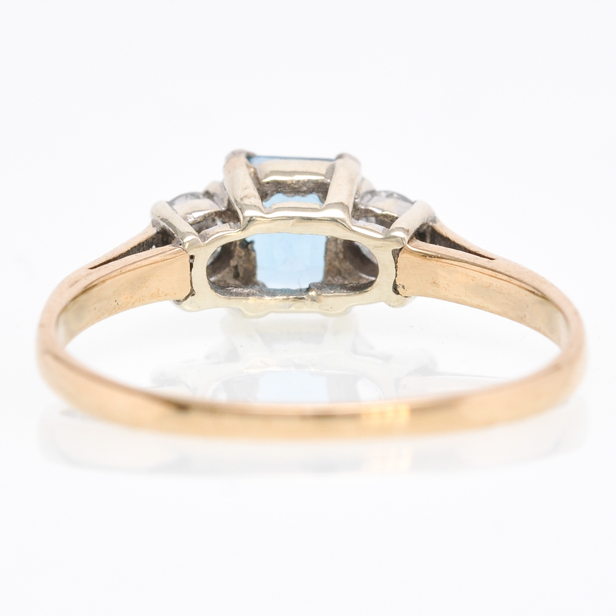 A 9KG Aquamarine and Diamond Ring - Image 2 of 3