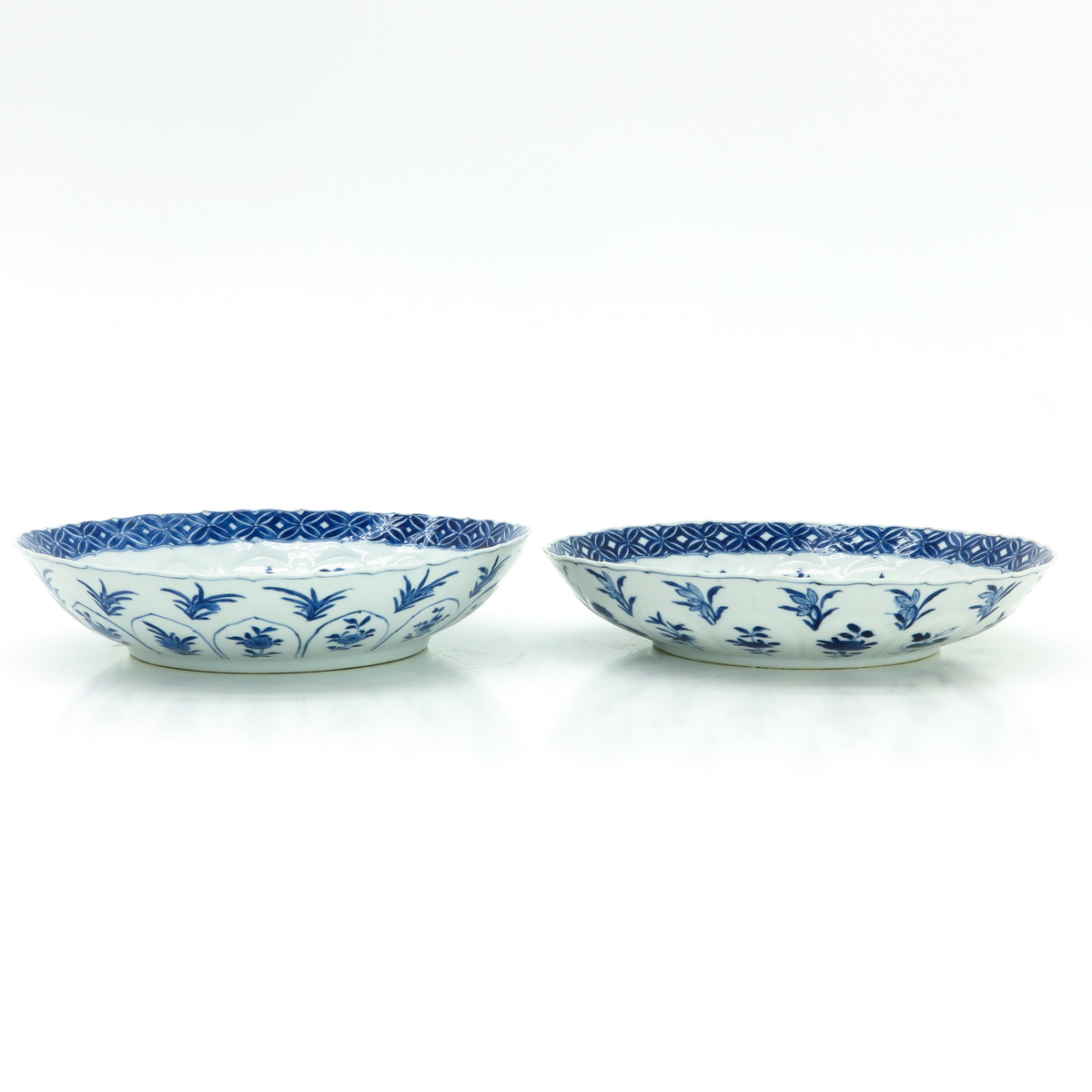 A Pair of Blue and White Decor Plates - Image 3 of 3
