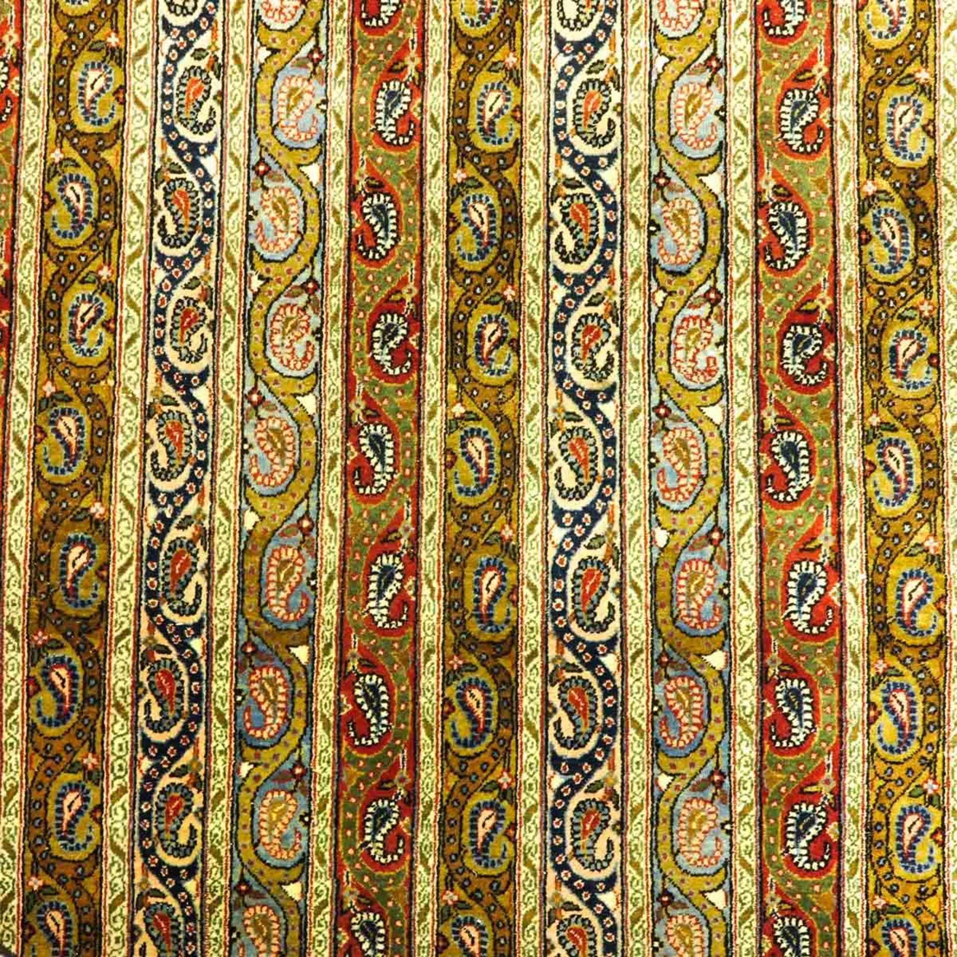 A Fine Knotted Wool Carpet - Bild 3 aus 3