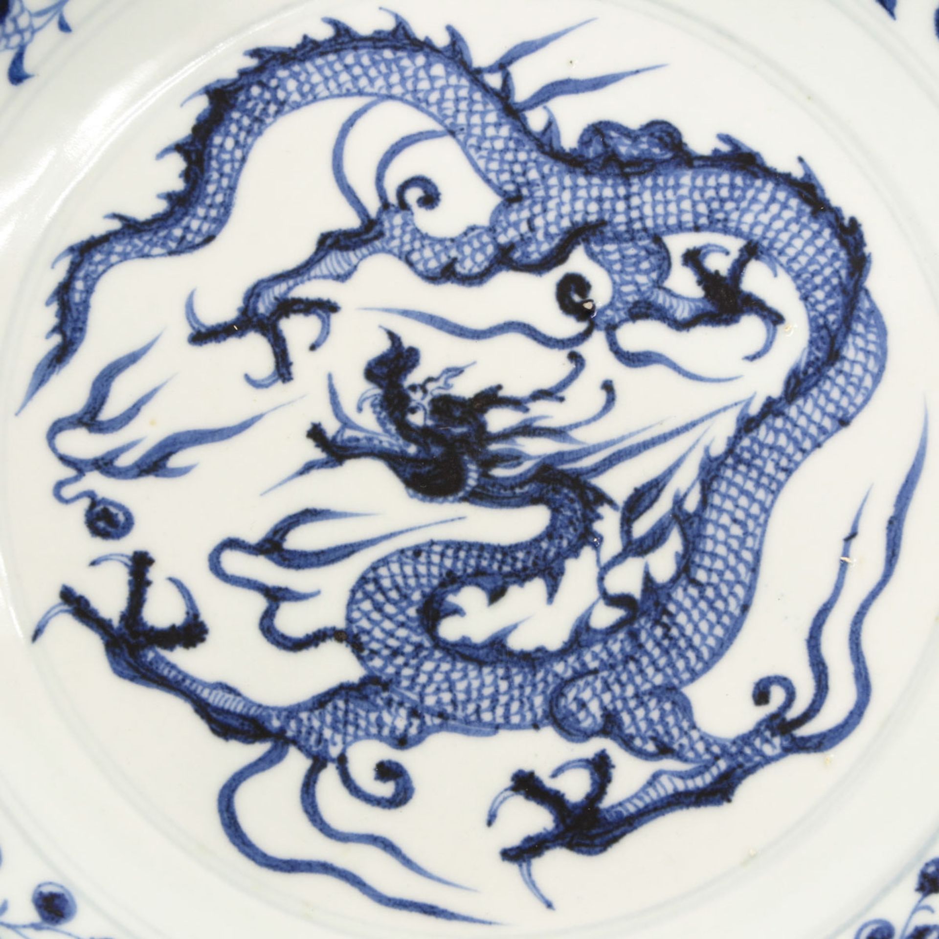 A Blue and White Dragon Plate - Bild 3 aus 4