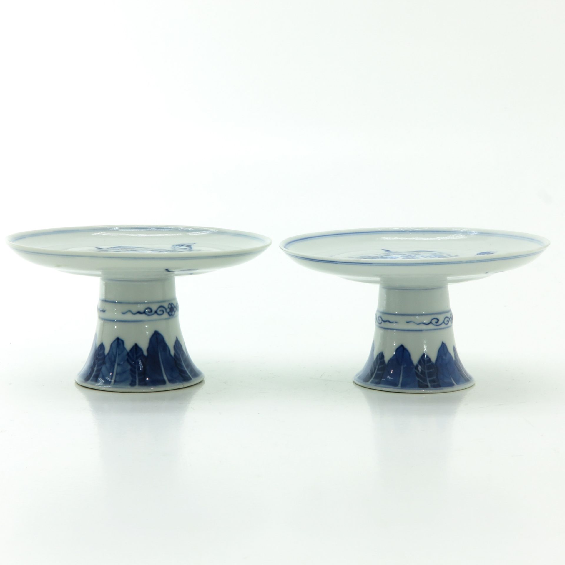 A Pair of Blue and White Stem Trays - Bild 2 aus 6