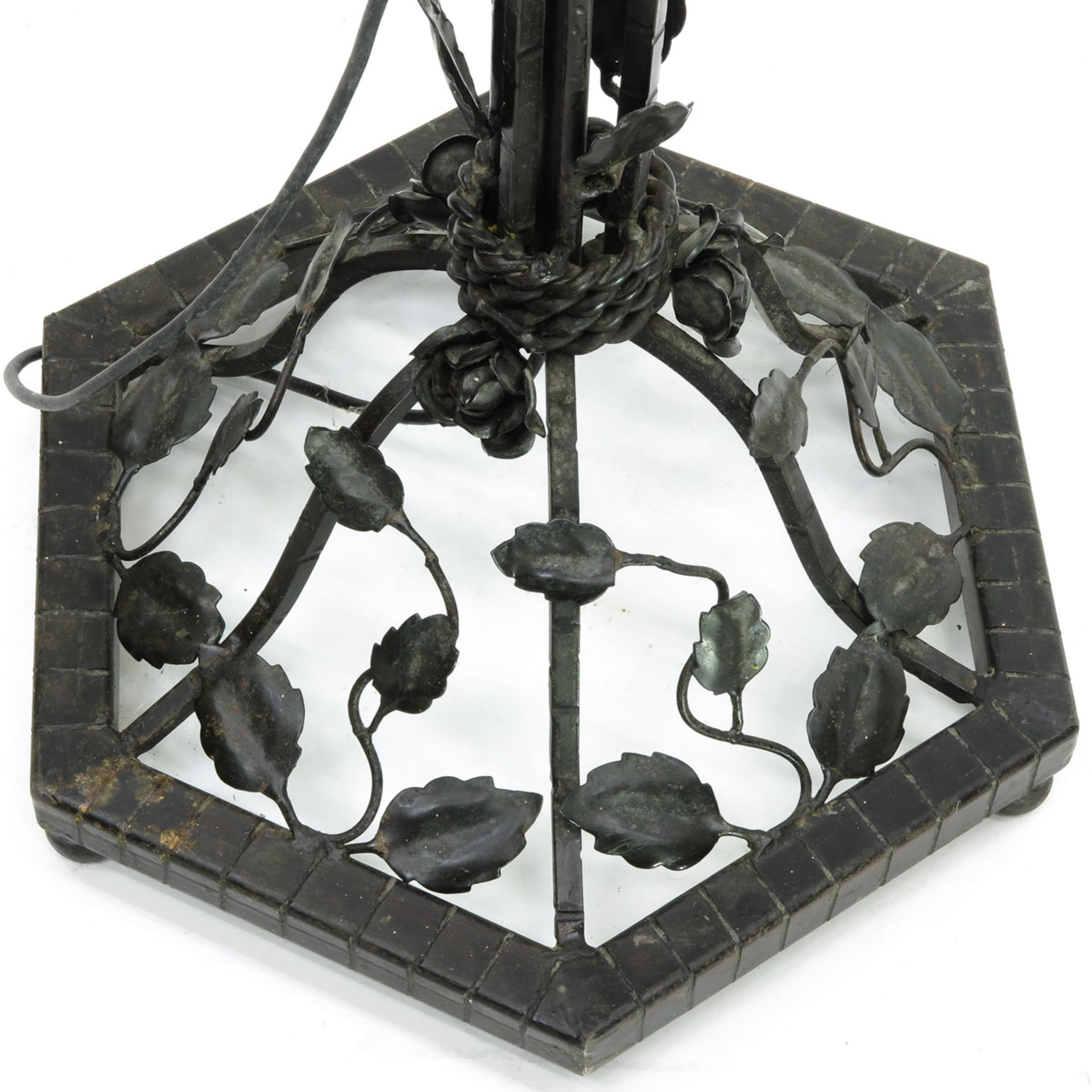 A Cast Iron Floral Floor Lamp - Bild 3 aus 3