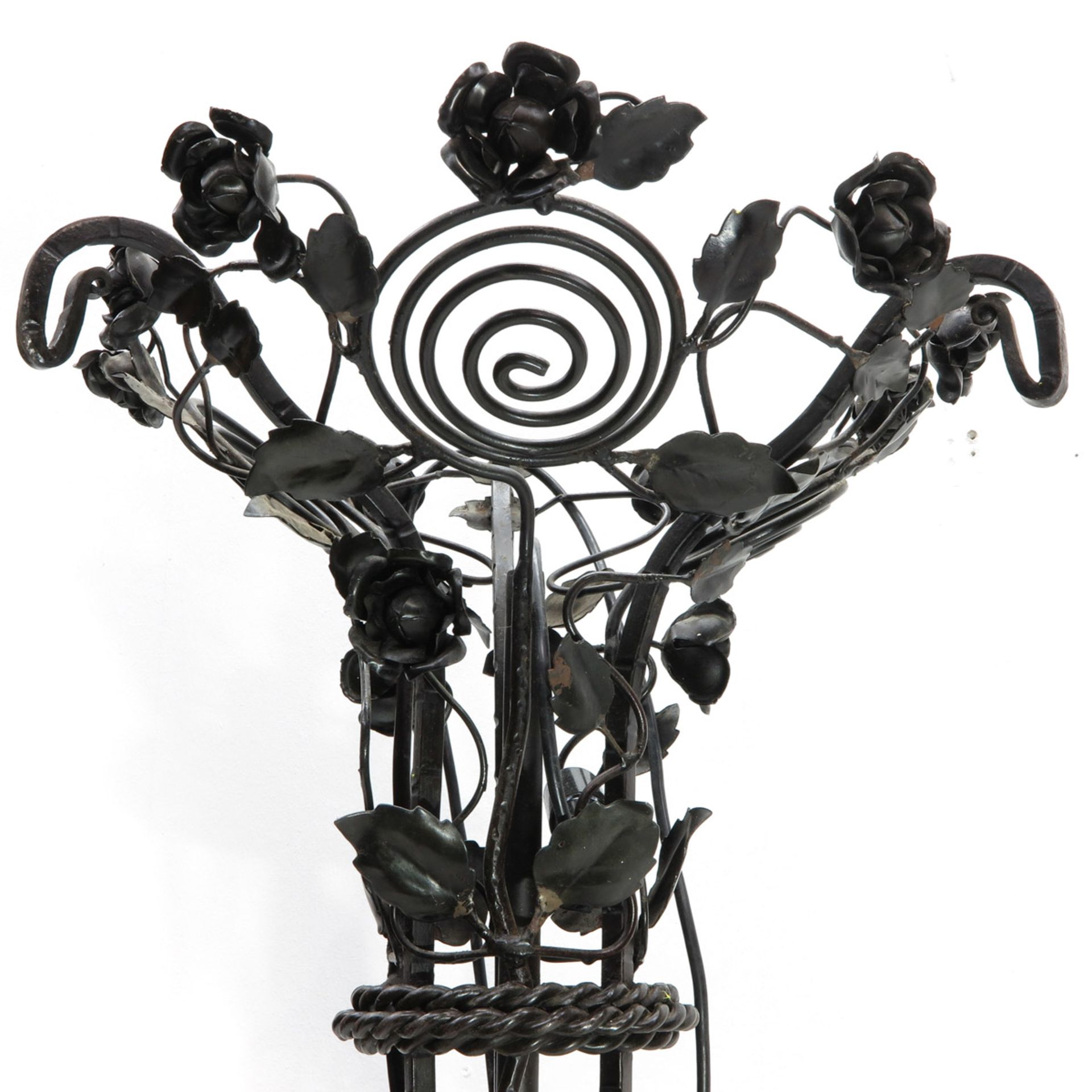 A Cast Iron Floral Floor Lamp - Bild 2 aus 3