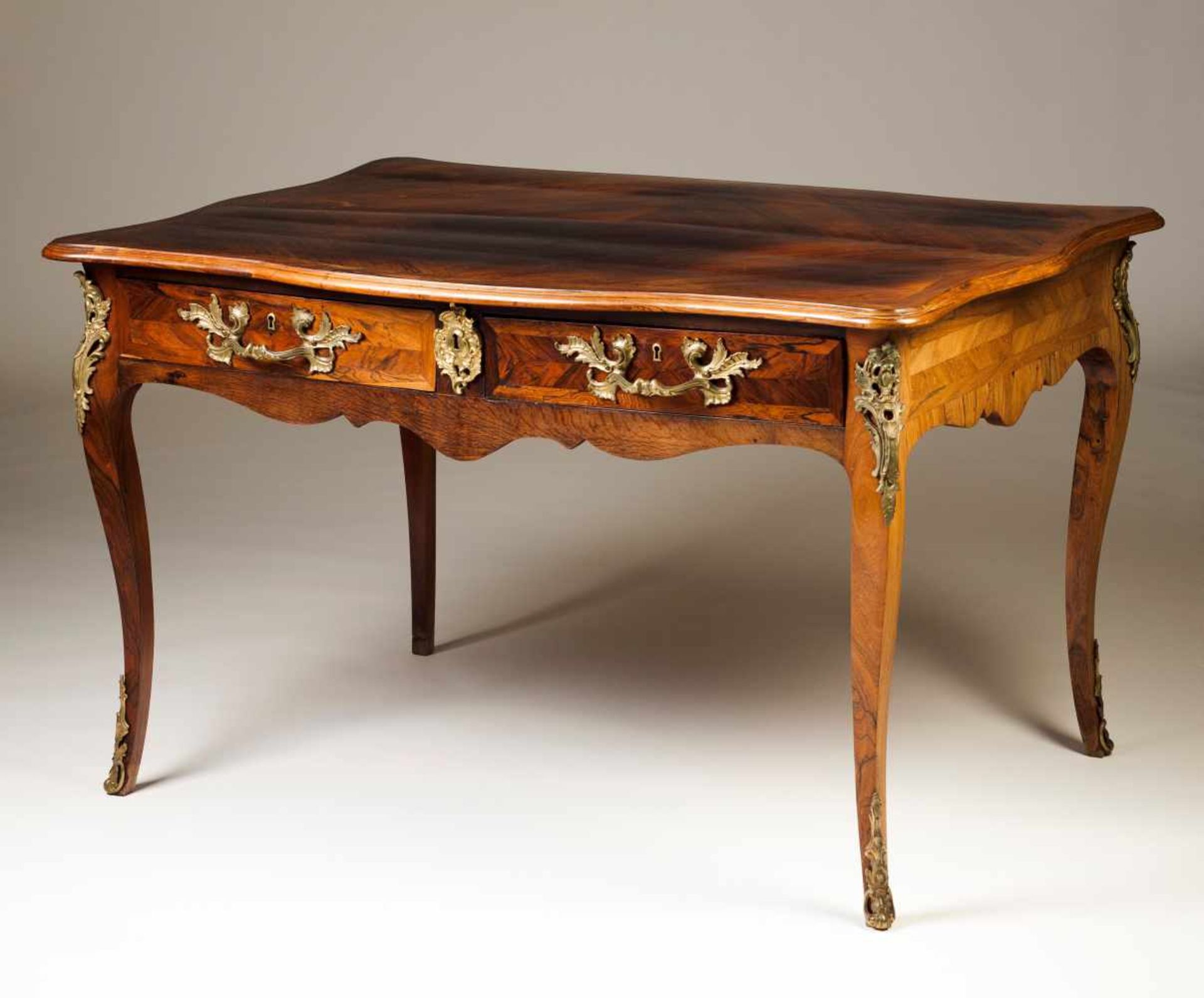 A Louis XV style bureau-platRosewood veneered woodTwo drawers simulating four and brass