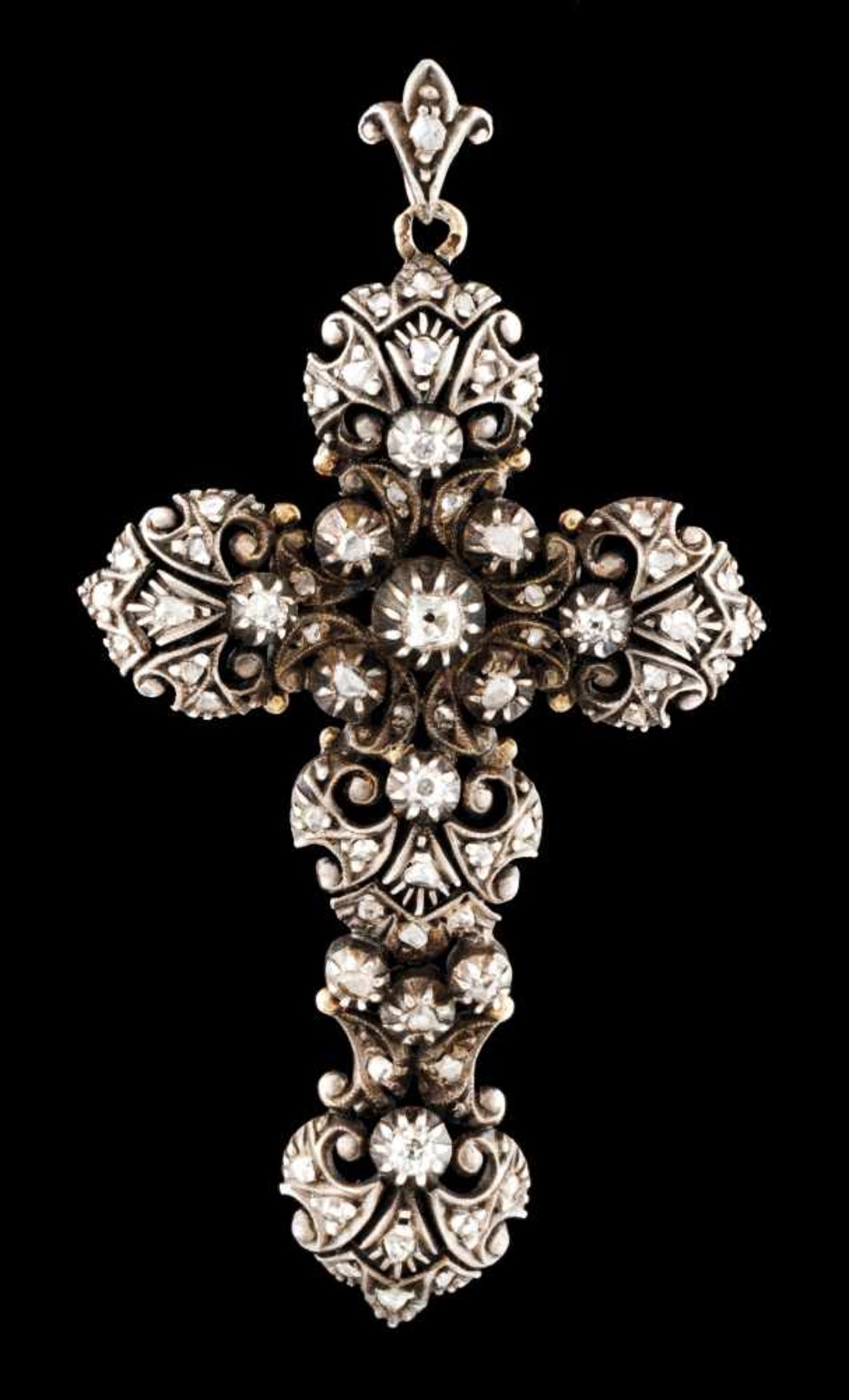 A cross shaped pendantSilver and gold set with rose cut and six old mine cut diamonds (ca. 0,15ct)
