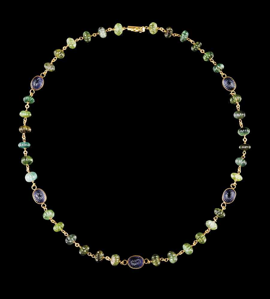 A necklace19kt gold wire with carved peridot and tanzanite beadsPortuguese assay mark (1938-1984)
