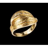 A ringChiselled gold representing two leaves, set with eight small single cut diamondsPortuguese