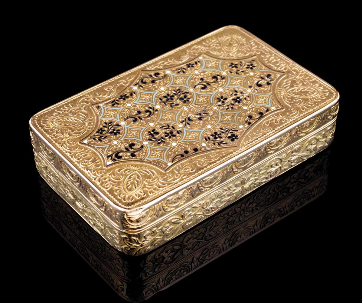 A snuff box750/000 goldDensely chiselled with foliage scrolls and enamelled in blue and