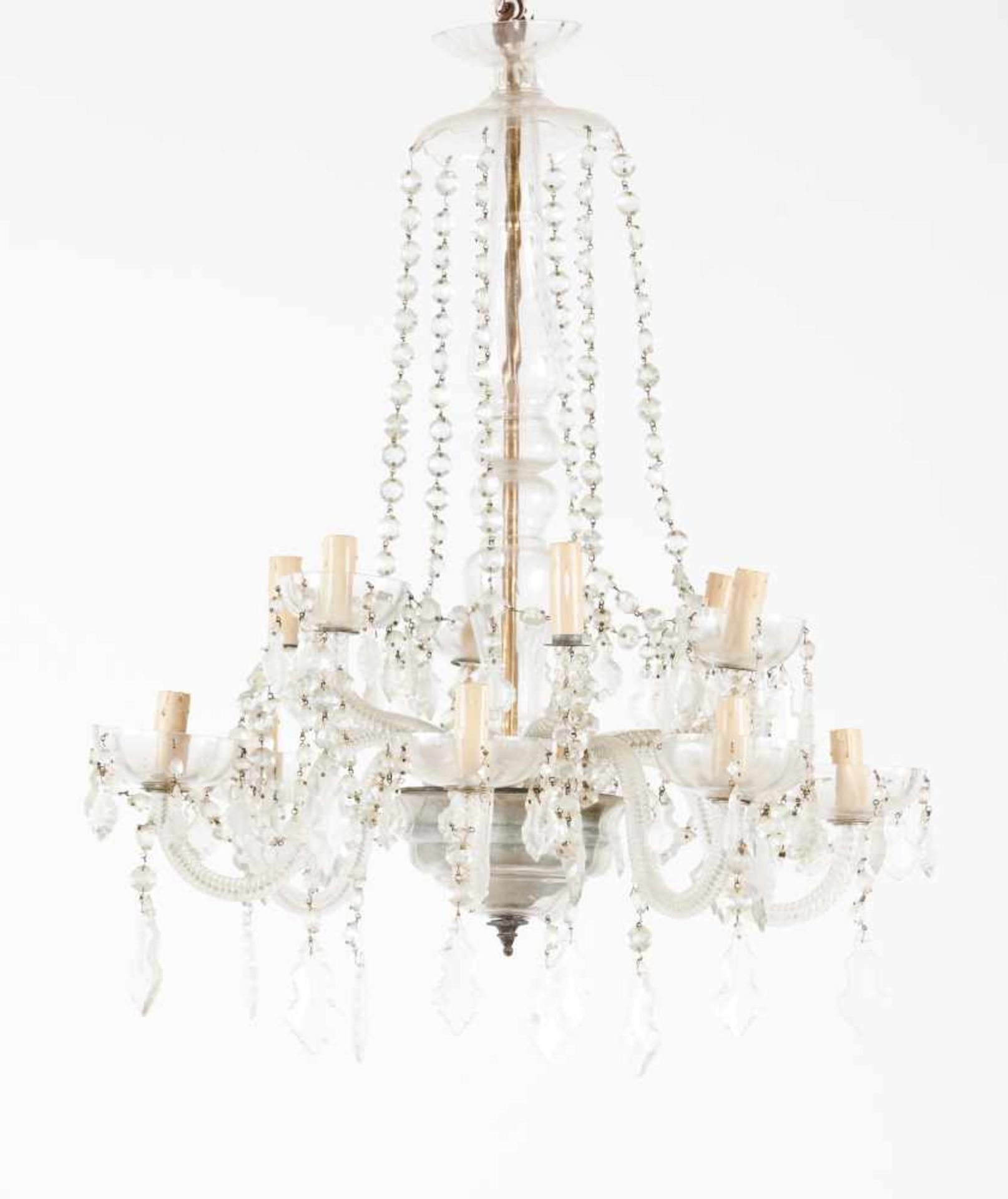 A twelve-light chandelierGlass and crystal85x60 cm