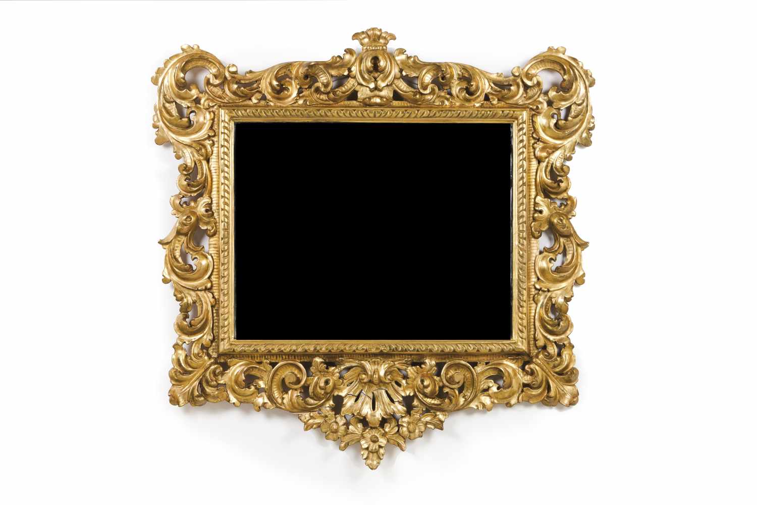 Wall mirrorCarved and gilt woodSpain, 20th century(losses and defects)103x94 cm