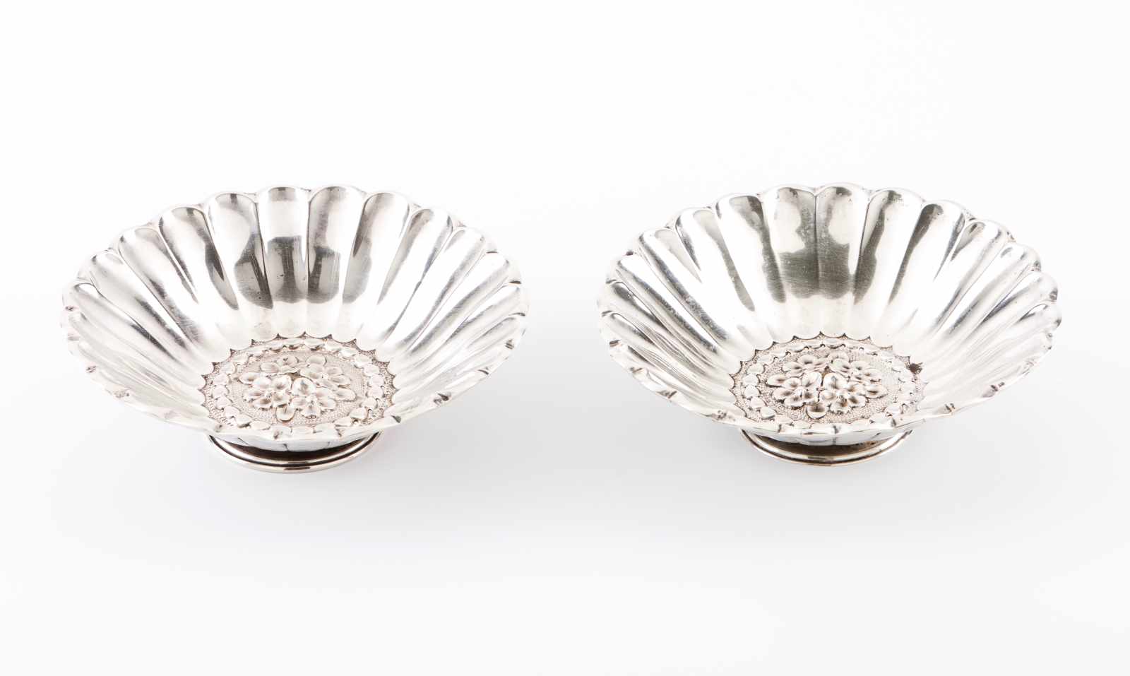 A pair of bowlsSilver. Raised centre with flowers and fluted lipOporto 833/000 "eagle" assay mark